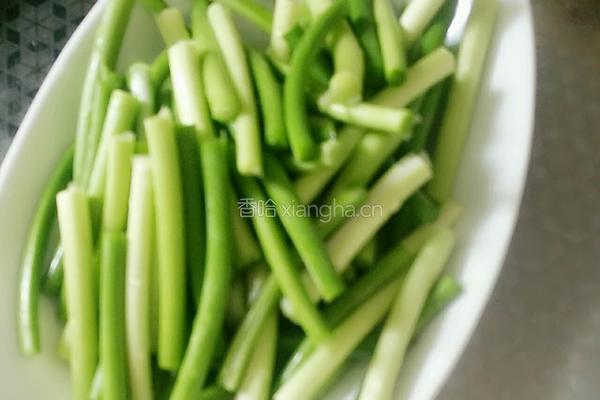 四色炒蒜苗的做法图解1