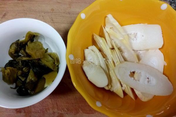 酸菜苦笋肉片汤的做法图解1