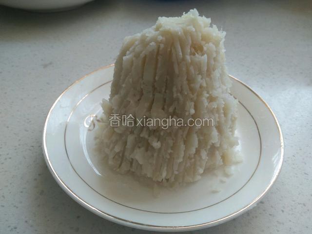 做出山的形状，用叉子划出凹凸不平感来（这个有点高了，后面我该成矮的了）再浇上蓝莓酱就可以了