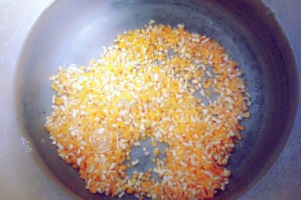 玉米茬子紫薯粥的做法图解2