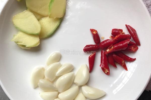 红烧鲫鱼配蘑菇的做法图解4