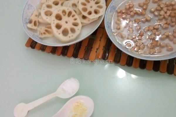 莲藕花生筒骨汤的做法图解1
