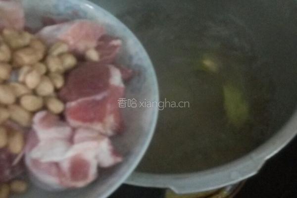 莲藕花生筒骨汤的做法图解2