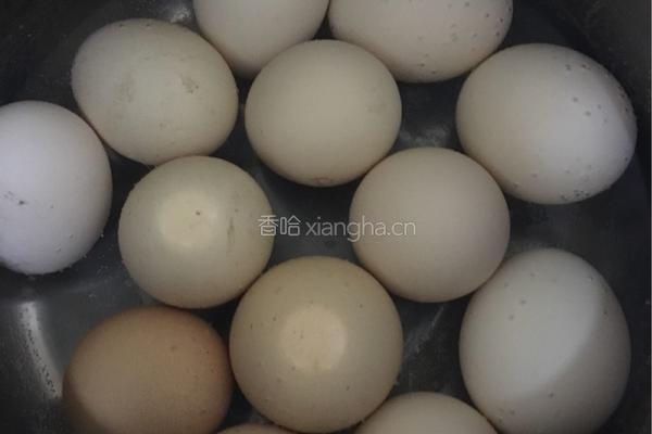 砂锅卤鸡蛋的做法图解1