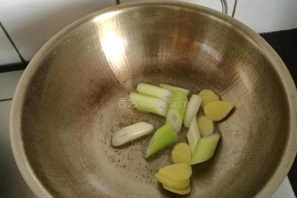 咸肉鸡爪煲的做法图解8
