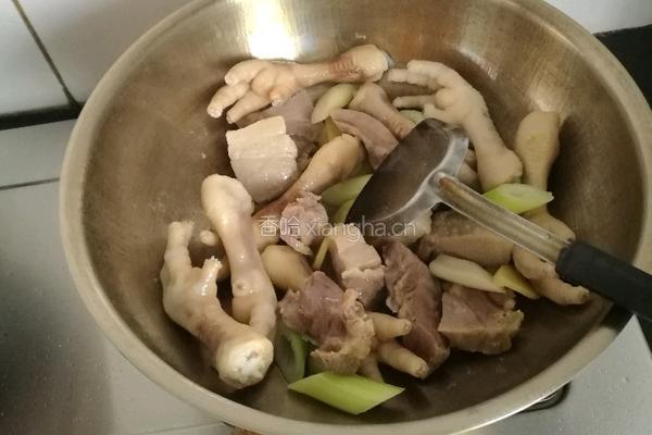 咸肉鸡爪煲的做法图解9
