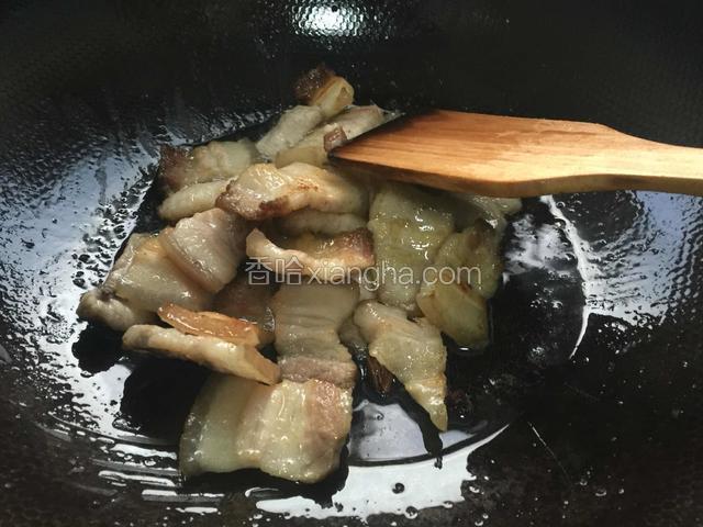 到适量油热锅加肉翻炒出油、芋头比较干吃油、油多一点口感好加少许料酒和生抽老抽翻炒加八角出香