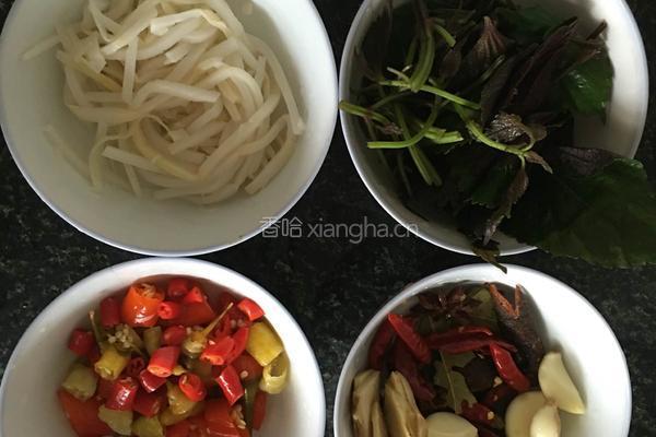 螺蛳鸭脚煲的做法图解1