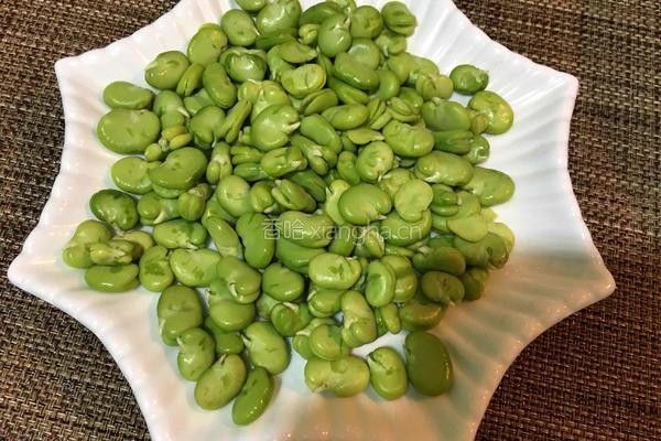 蚕豆炒鸡蛋的做法图解1