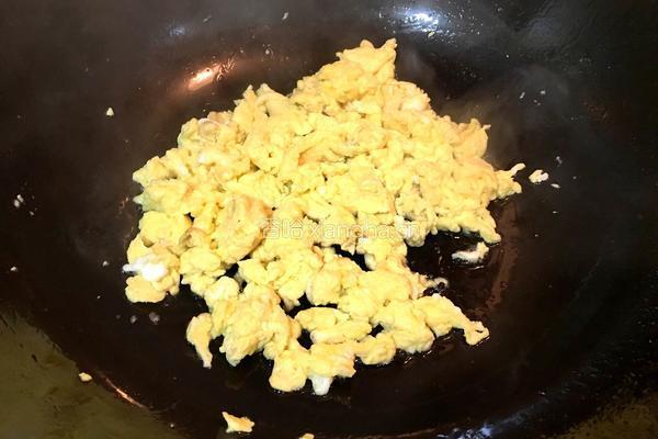 蚕豆炒鸡蛋的做法图解4