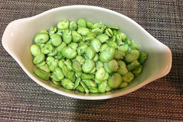 肉末酸菜炒蚕豆的做法图解1