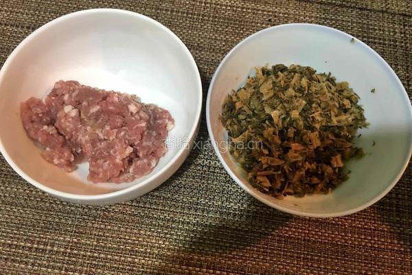 肉末酸菜炒蚕豆的做法图解2