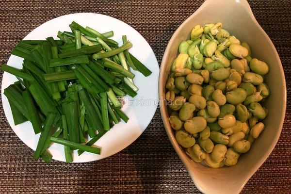 蚕豆炒韭菜的做法图解1