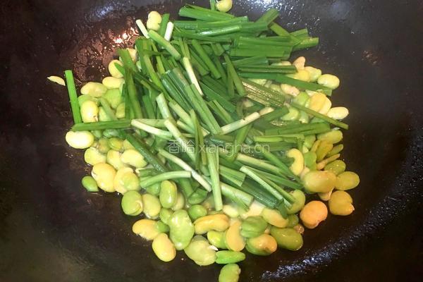蚕豆炒韭菜的做法图解4