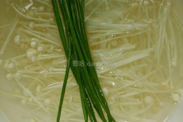 金针菇瘦肉汤的做法图解1