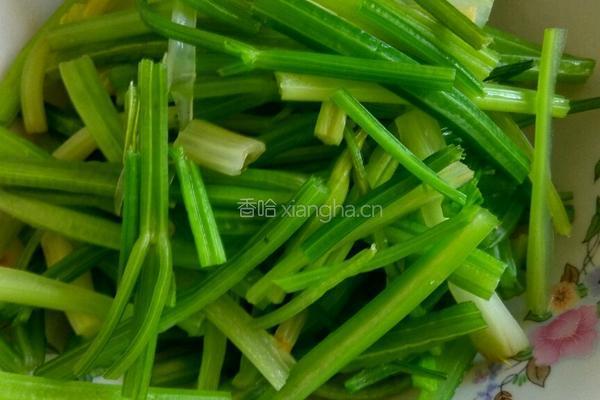 芹菜炒肉丝的做法图解4