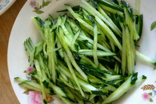 肉丝拌黄瓜的做法图解2