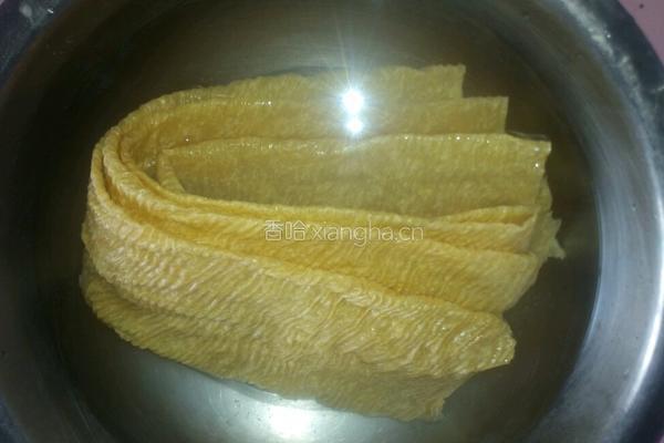家常豆皮木耳烧的做法图解2
