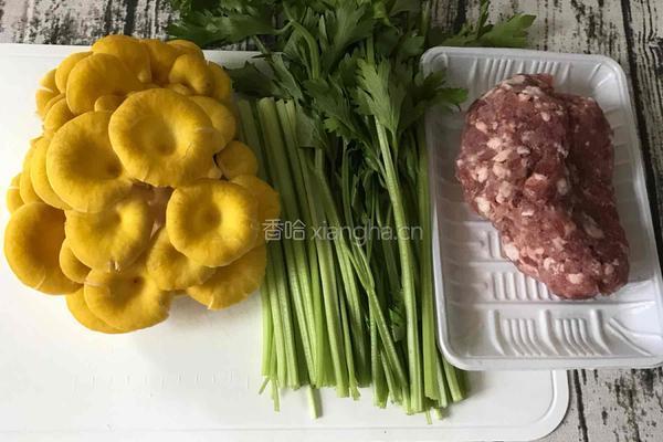 黄蘑芹菜猪肉饺子的做法图解1