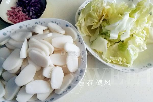 辣白菜炒年糕的做法图解1