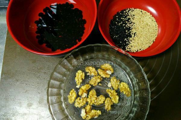 芝麻核桃黑豆浆的做法图解1