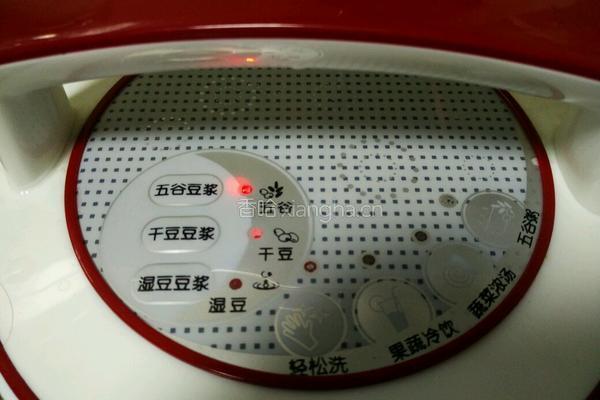 芝麻核桃黑豆浆的做法图解2