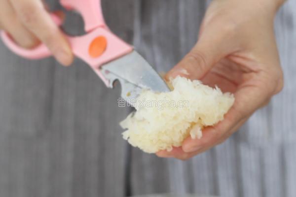 冰糖银耳莲子羹的做法图解2