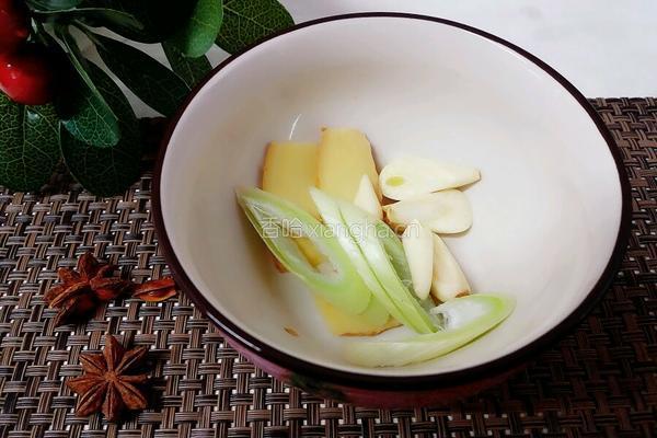香菇烧冻豆腐的做法图解2