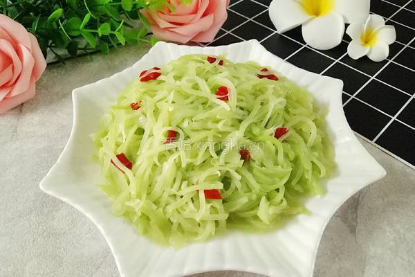 清炒莴笋丝的做法图解1