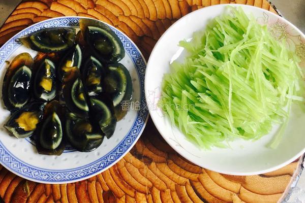 松花蛋拌青笋的做法图解3
