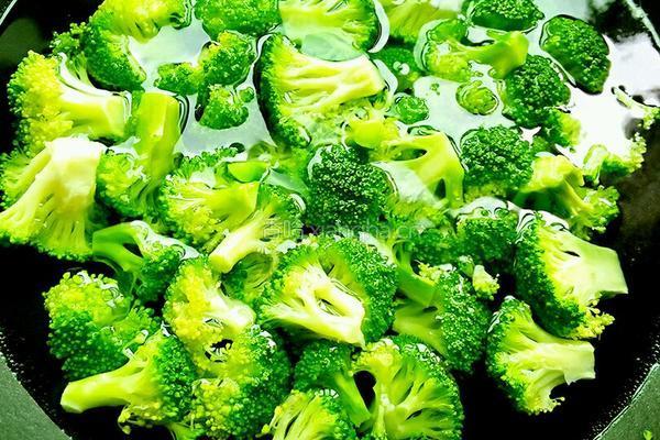 平淡之美（素炒西兰花)的做法图解4