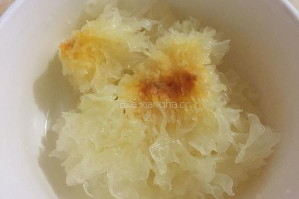 雪梨银耳汤的做法图解2