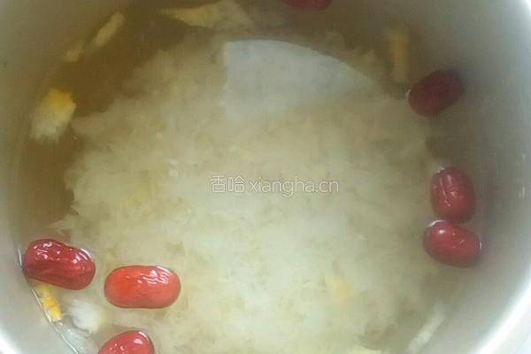 银耳莲子羮的做法图解2