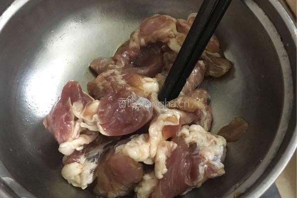 蒜苔肉片的做法图解2