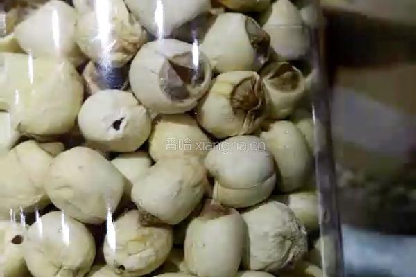 玫瑰花系列皂角米桃胶莲子银耳汤的做法图解1