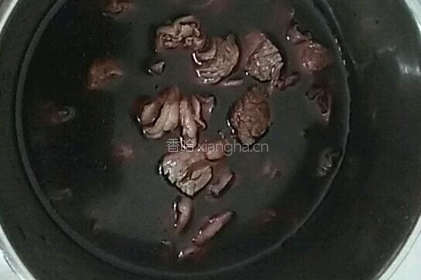红酒炖牛腩的做法图解1