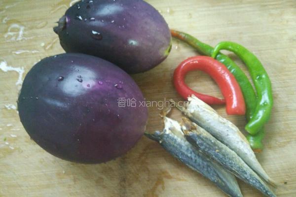 咸鱼炒茄子的做法图解1