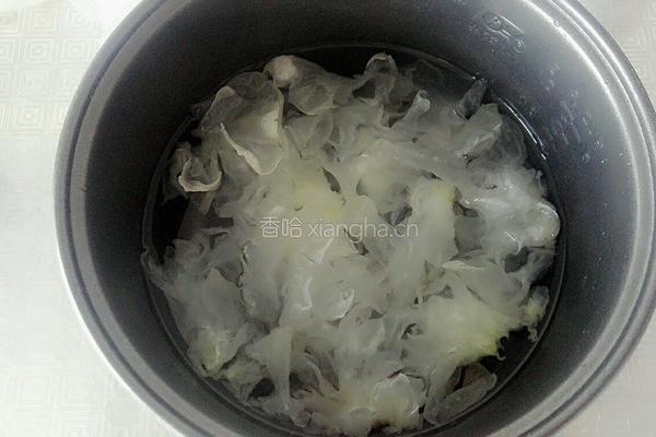 酸奶银耳羹的做法图解3