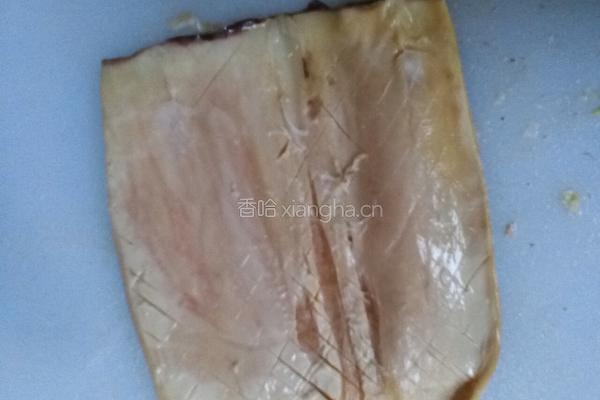 爆炒干鱿鱼的做法图解1