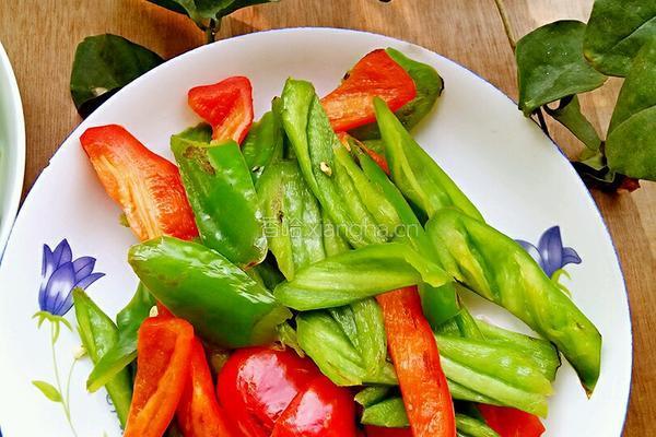 双椒夺魁(辣椒回锅肉)的做法图解10