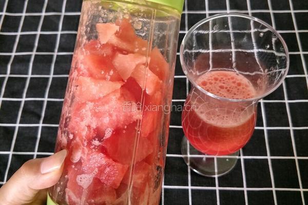 清凉一夏西瓜汁的做法图解3