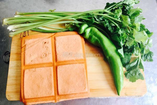 芹菜炒豆干的做法图解1