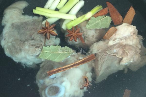 腿棒骨炖酸菜的做法图解1