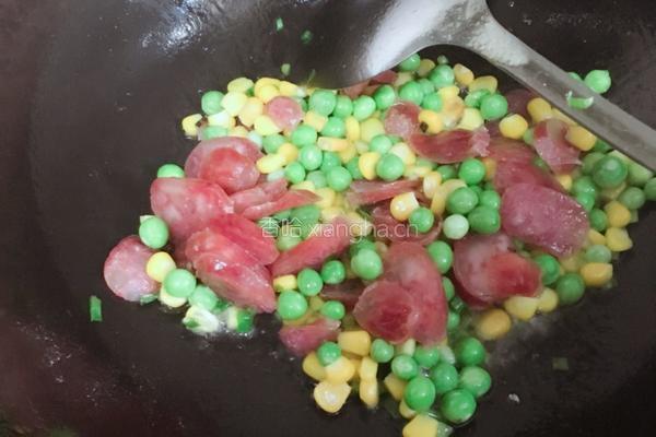 香肠玉米粒豌豆闷饭的做法图解3