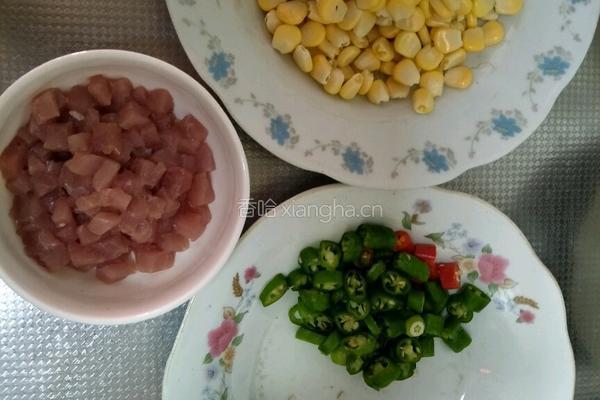 玉米炒肉丁的做法图解2