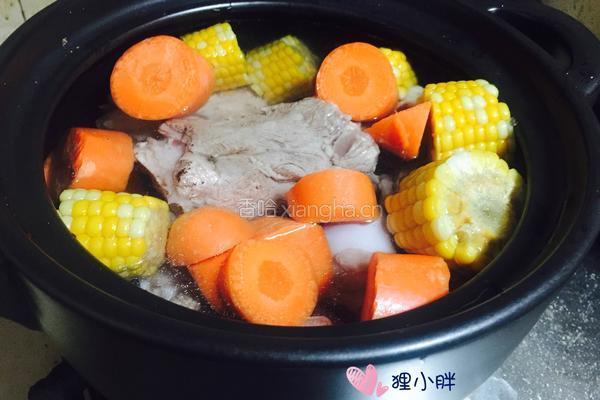 胡萝卜玉米骨头汤的做法图解8