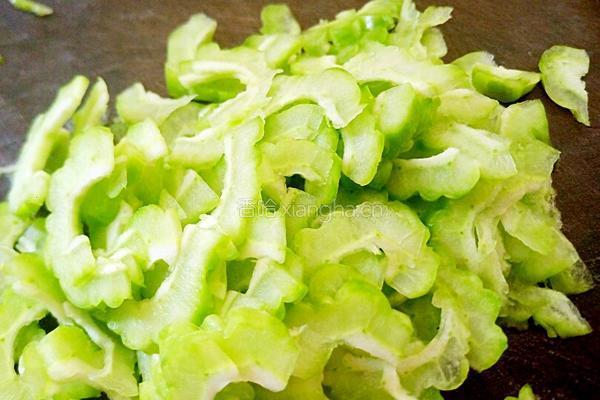 夏日必点小菜 凉瓜炒蛋的做法图解1