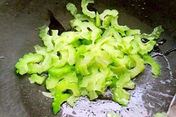 夏日必点小菜 凉瓜炒蛋的做法图解5