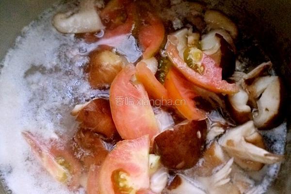 鲜冬菇番茄瘦肉汤的做法图解7