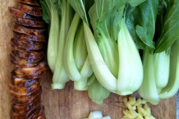 香肠炒上海青的做法图解1